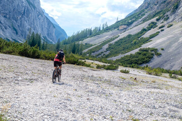 Fototapeta na wymiar Mit dem Fahrrad im Gebirge