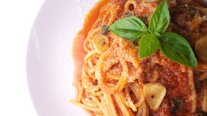 テーブルの上のトマトソースのスパゲッティ・バジル・パルメザンチーズ・ガーリック