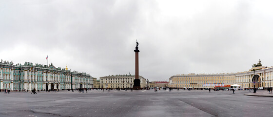 Fototapeta na wymiar view of the Palace square with the Alexandrian column