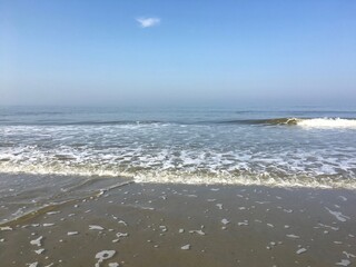 Brechende Wellen am Strand von Langeoog im Sommer