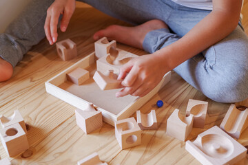木のブロックで遊ぶ子供