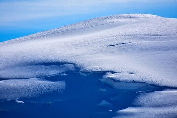 Obraz premium Marche sommet montagne neigeux