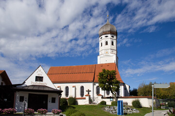 historische Schmiede und Kirche von Erling-Andechs in Oberbayern