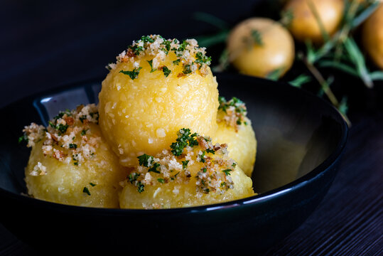 Karkoffelkl&ouml;&szlig;e im Vordergrund mit knuspriger Polnischer Sauce