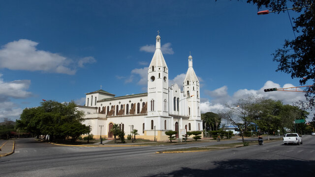 Vista diagonal de hermosa iglesia de la Coromoto, Barquisimeto estado Lara, Venezuela
