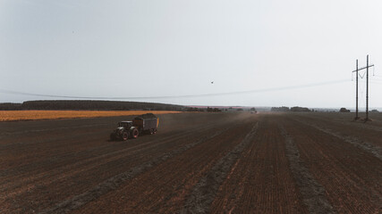 Obraz premium Tractor and semi-trailer in the field