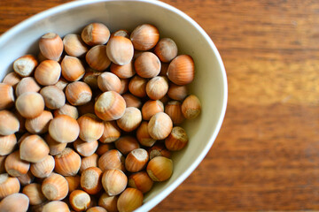 frische Haselnüsse in der Schüssel