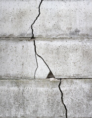 Alte Betonwand, Riss im Beton.