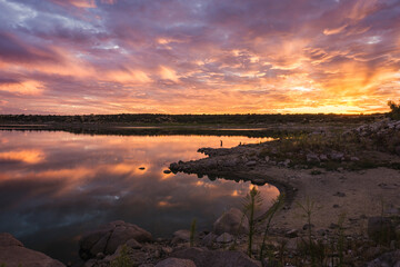 Atardece sobre el lago