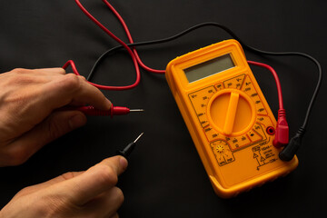 Measuring the current in the socket, extension cable using multimeter