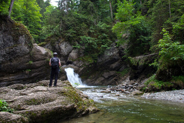 Fototapeta premium Fellsieger Flusslauf auf einem Wanderweg im Allgäu/Bayern