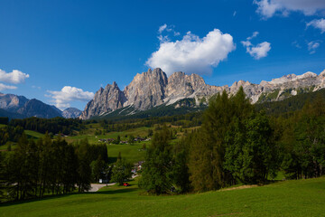 Fototapeta na wymiar Blick zum Berg Pomagnon in den Dolomiten bei Cortina d'ampezzo