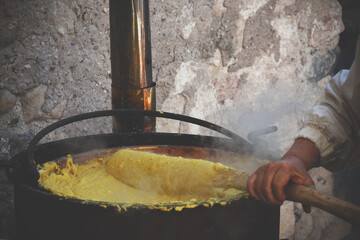 cucinare girare la polenta sagra 
