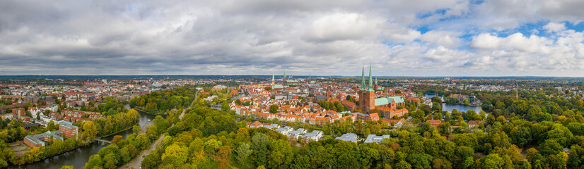 Fototapeta na wymiar Lübeck in grün eingebettet