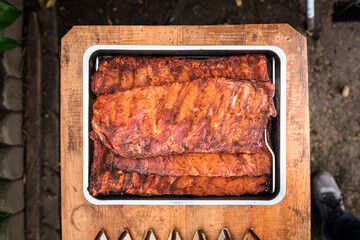 Geräucherte Spareribs im Bräter am Tisch