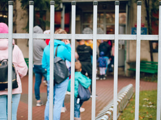 Rodzice stoją w kolejce do przedszkola w czasie pandemii koronawirusa © Micha