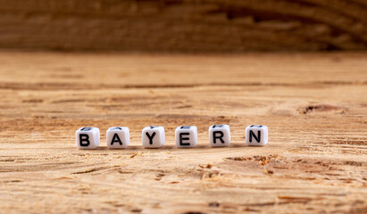 "Bayern" geschrieben auf ländlichem Holz-Hintergrund