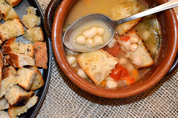 zuppa di fagioli con crostini piatto tipico del sud Italia