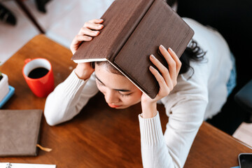 Obraz premium Students have headache, stress, worry about learning at home. Education concept.