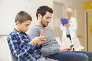 Obraz premium father son waiting in room at the hospital