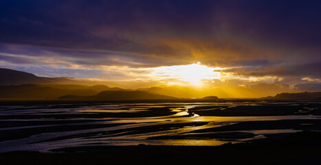 Fototapeta na wymiar Ein wunderschöner Sonnenuntergang in Island