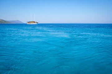 Obraz premium beautiful turquoise sea, empty beach, just one boat floating, croatia