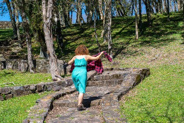 Naklejka premium girl on green dress waking