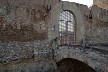 puente y puerta de acceso a castillo medieval