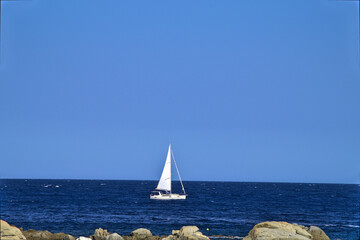 Fototapeta na wymiar Barco velero navegando sobre un mar mediterráneo en calma