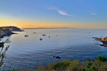 Barcos anclados en la bahía de Collioure al atardecer sobre un mar mediterráneo en calma