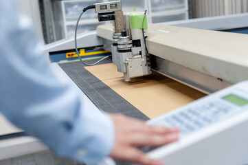 オフィスワークの風景　ビジネス機器の操作をするビジネスマン　