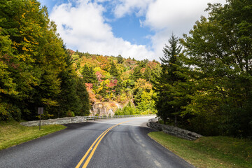 Obraz premium Autumn Mountain View from Blue Ridge parkway. Linville, NC
