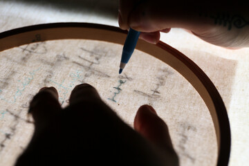 Broderie manuscrite sur tissu