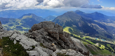 scenico e imponente panorama delle montagne Dolomiti in estate