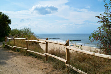 Blick von der Steilküste auf den Strand bei Rewal in Polen