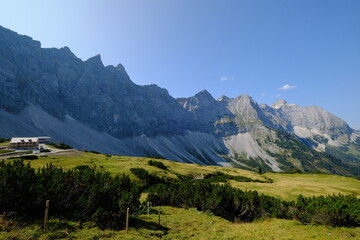 Fototapeta premium Bergpanorama mit Falkenhüte und Laliderer Wände