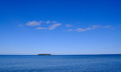 Obraz premium island in the sea, sky 