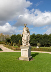 Obraz premium Statue of a person in the park