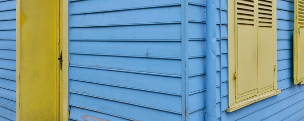 Panoramique vieille façade bois bleu ciel aux volets et porte jaunes à Amiens, Somme en Hauts-de-France, France