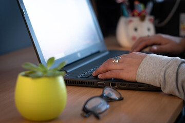mujer trabajando en oficina