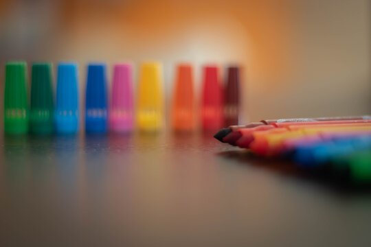 fibras de colores en escritorio