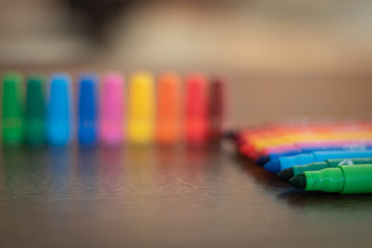colores sobre la mesa