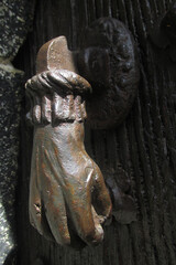 Llamador de puerta antiguo realizado en hierro