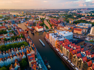 Obraz premium Aerial sunset view of the amazing old town and rivers of Gdansk with ships