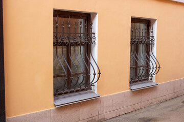 Facade on the side. Windows with iron bars with the ligature