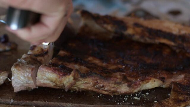 corte de matambre de cerdo asado a la parrilla sobre tabla de madera
