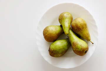 Birnen auf weißem Teller
