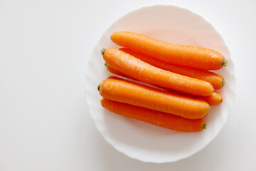 Karotten auf weißem Tisch