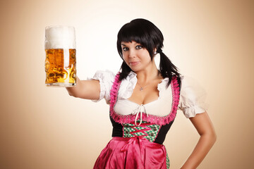 Frau hält Bier