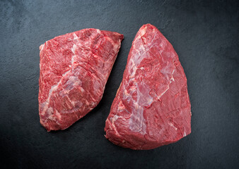 Rohe Wagyu und Angus Tafelspietz vom Rind angeboten als close-up auf schwarzen Hintergrund mit...